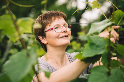 Jutta Ahl vom Familienweingut Wechsler Erben, im Weinberg