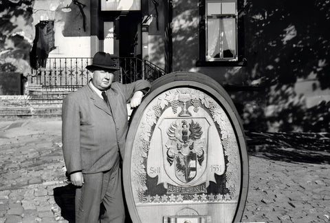 Bert Wechsler vom Weingut Wechsler Erben neben einem alten Holzfass